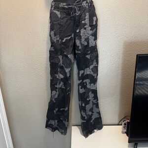 Vintage distressed womens studded low rise Cargo WideLeg Pants Camo Size small/6